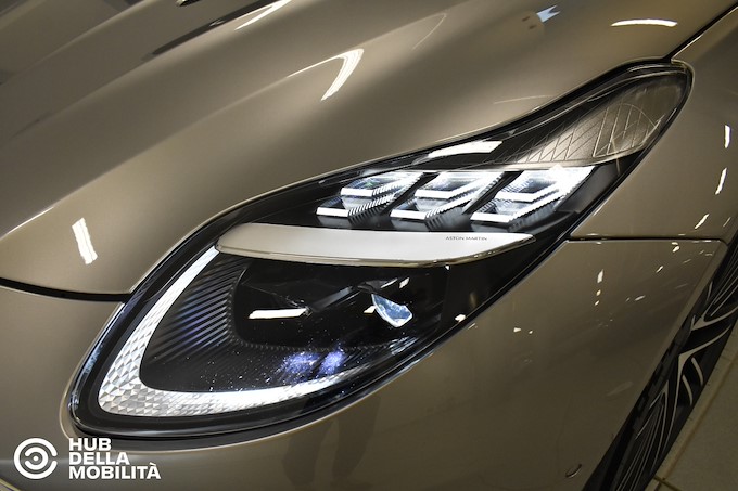 ASTON MARTIN DB12 V8 Volante